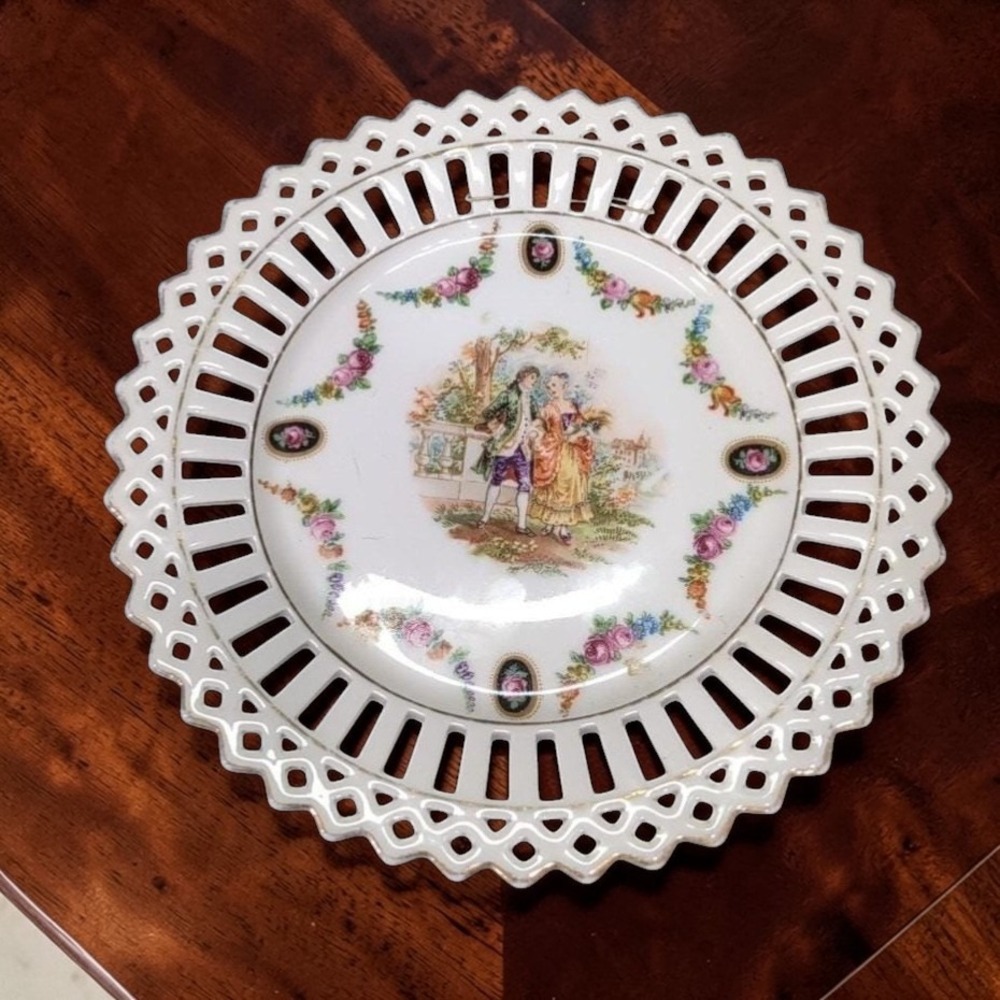 Viennese Lace Porcelain Plate, Pierced Rim with Scalloped Gold Edge,‎ Tableware